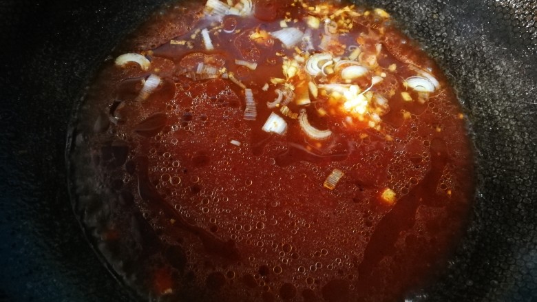 #糖醋菜#家常糖醋里脊,爆香葱姜末,加入调好糖醋汁。