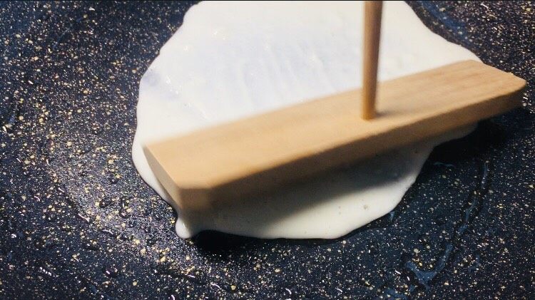 #最爱包子#烫面煎饼鸡蛋饼,用工具推开面糊,薄薄的一层最好口感呢!
