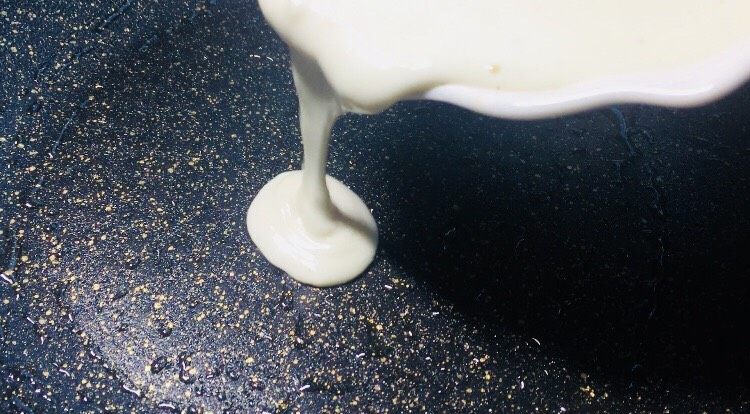 #最爱包子#烫面煎饼鸡蛋饼,平底锅刷一些油,倒入适量的面糊!