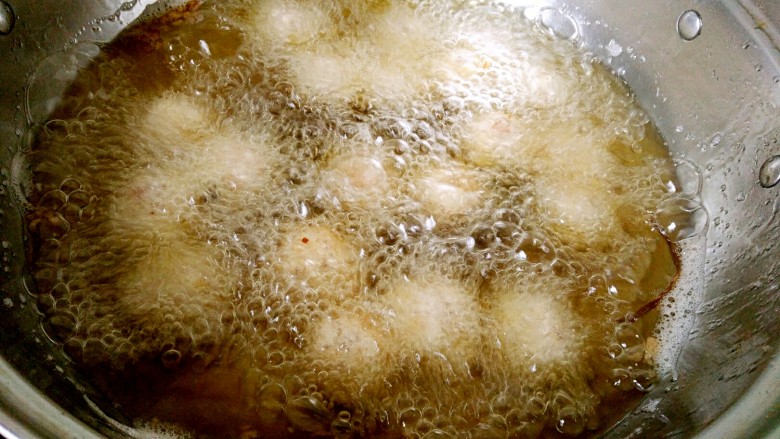 糖醋菜+糖醋肉丸,锅中放油烧至7成热,放肉丸炸至