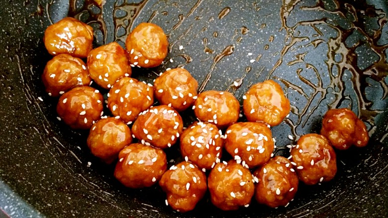 糖醋菜+糖醋肉丸,即可关火,撒白芝麻
