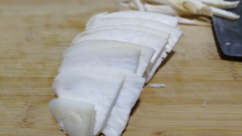 多彩素炒杏鲍菇,再切成片切细条,