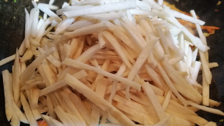 多彩素炒杏鲍菇,放入杏鲍菇条,继续翻炒,