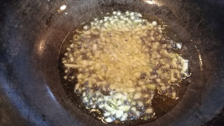多彩素炒杏鲍菇,放入蒜末炒香,