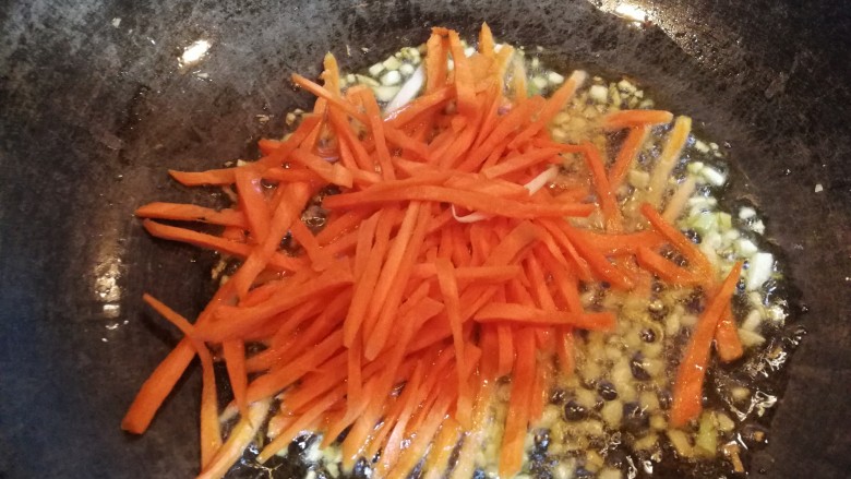 多彩素炒杏鲍菇,再放入胡萝卜条,炒一会儿,