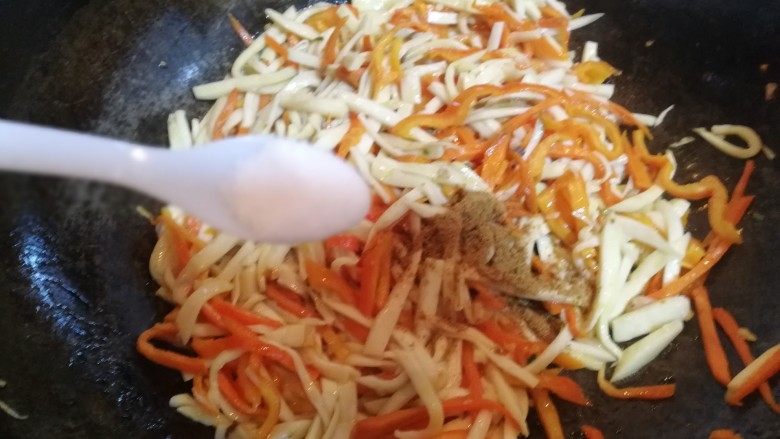 多彩素炒杏鲍菇,一小勺盐,