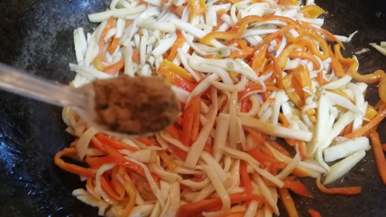 多彩素炒杏鲍菇,翻炒一会儿,所有的菜都变软就快熟了。放入一小勺13香,