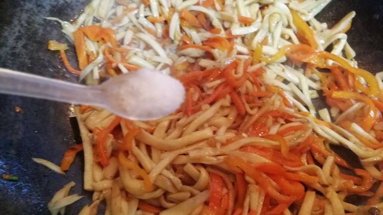 多彩素炒杏鲍菇,半小勺味素,翻炒几下,