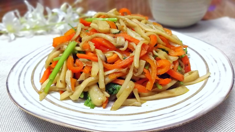 多彩素炒杏鲍菇,装入盘中,美味的多彩素炒杏鲍菇,味道真的很棒!