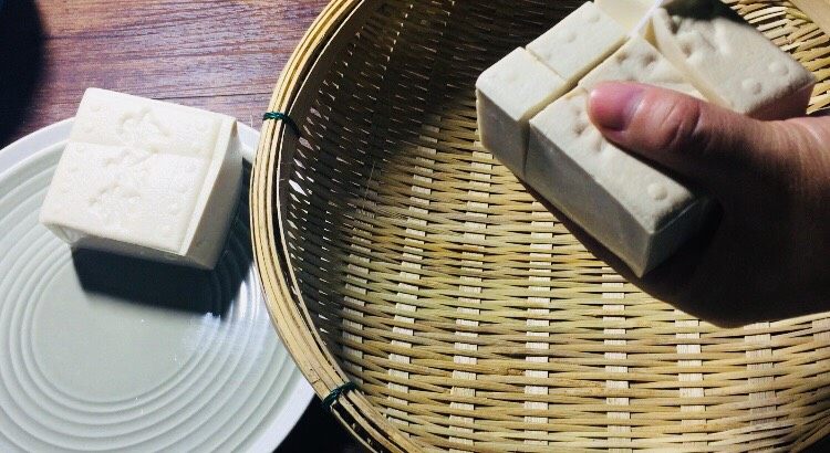 农家传统自制豆腐乳【详细版】,新鲜豆腐买回来后,压干水分,用刀切成同等大小!