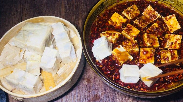 农家传统自制豆腐乳【详细版】,等辣椒油全部凉透后,放入豆腐乳块,均匀的裹上调味料!