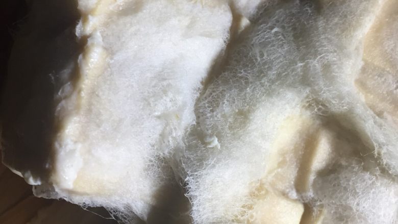 农家传统自制豆腐乳【详细版】,把白酒均匀的撒在豆腐乳上,目的可以更好的放置!