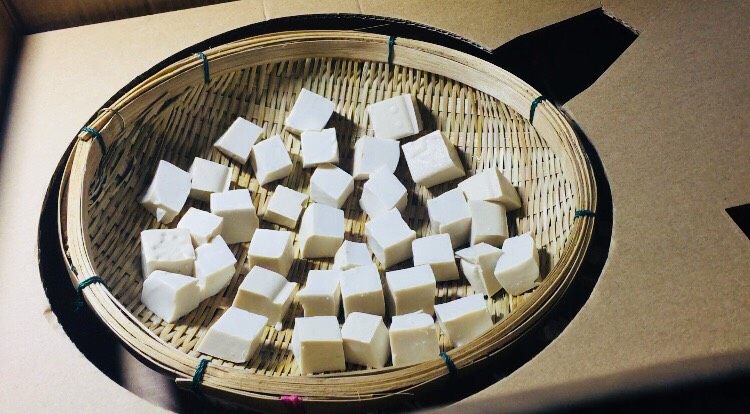 农家传统自制豆腐乳【详细版】,这里条件就用了锅的箱子进行密封发酵!大家有好的箱子也是可以的!