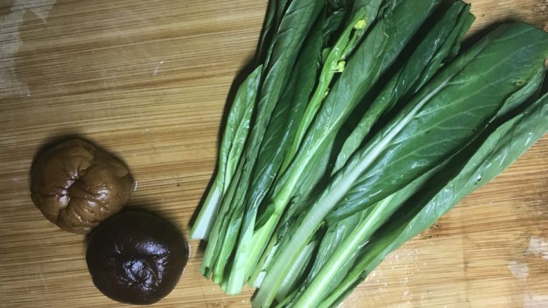 鸡排饭,把青菜、香菇一起放下去煮