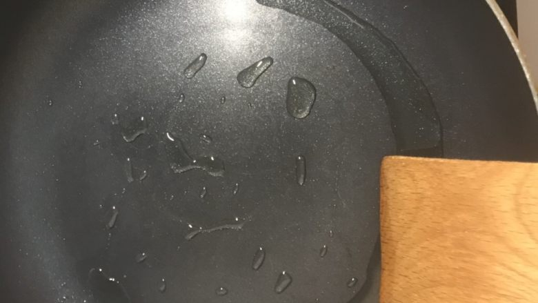 鸡排饭,放少许油,锅预热后放入腌制的鸡腿