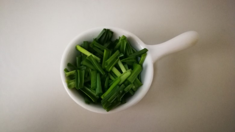 #懒人料理#凉拌酸爽猪肝,然后切点蒜苗，撒上面。