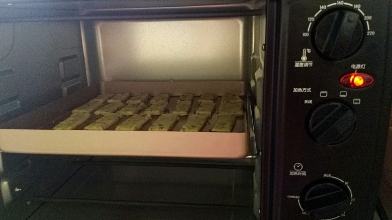苏打酥脆小饼干,放入预热好的烤箱
烤箱中下层,上下火170度8分钟,转上火140度15分钟