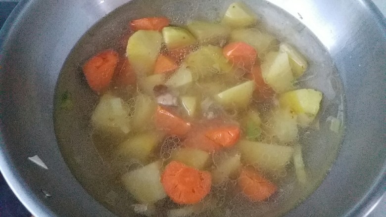 牛窝肉炖土豆,加入开水抹过锅里的土豆和胡萝卜,开大火烧开
