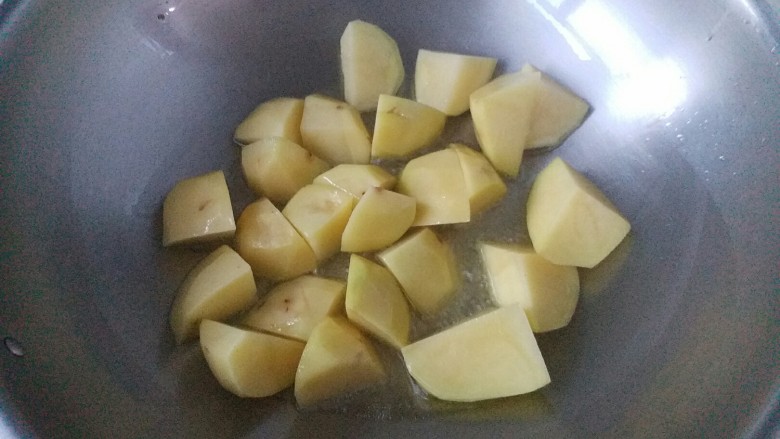 牛窝肉炖土豆,冷锅热油下入土豆块,炒至表皮呈金黄色