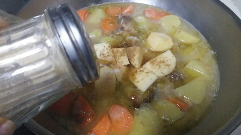 牛窝肉炖土豆,<a style='color:red;display:inline-block;' href='/shicai/ 134296'>白胡椒粉</a>去膻,煮5分钟即可关火。