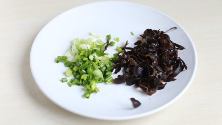 缤纷虾仁蛋炒饭,黑木耳切丝,葱切葱花。