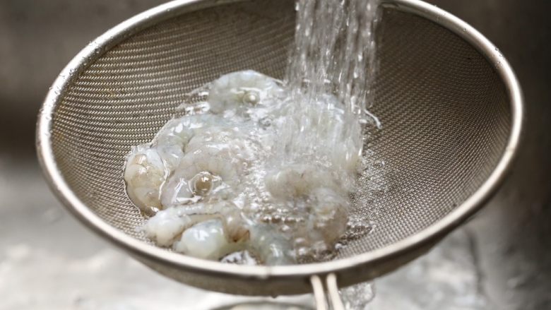 缤纷虾仁蛋炒饭,虾用少许盐腌一会儿,然后用清水冲去虾表面的盐分和黏液。这样操作虾口感会较脆嫩。