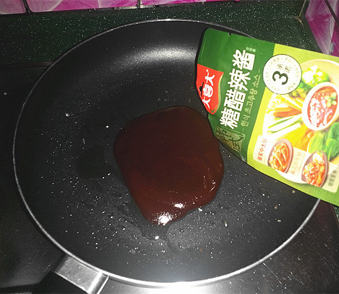 #糖醋菜# 韩式糖醋肉,另起锅,加热后放油,再倒入韩式糖醋辣酱