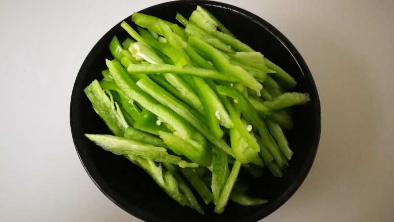 #懒人料理#家常菜尖椒肉丝,尖椒洗净,切丝。