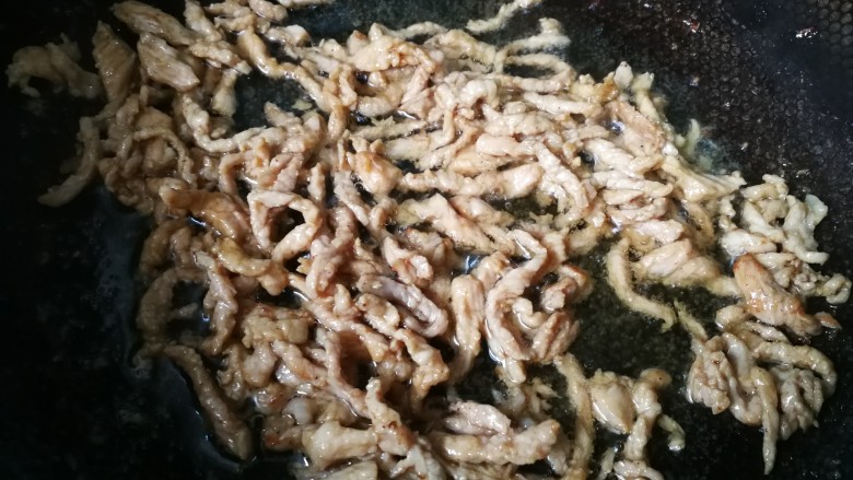 #懒人料理#家常菜尖椒肉丝,大火,多油,先把肉丝炒白,盛出。