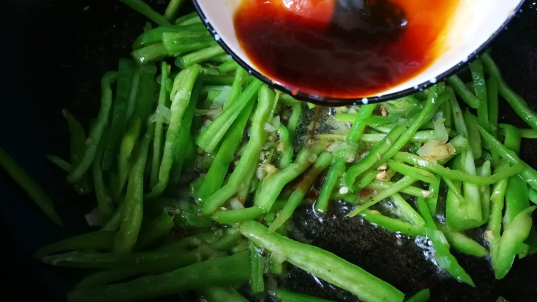 #懒人料理#家常菜尖椒肉丝,倒入调好的汁,既步骤6的。
