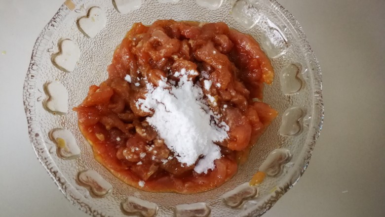 #懒人料理#家常菜尖椒肉丝,拌匀后,再加些生粉。