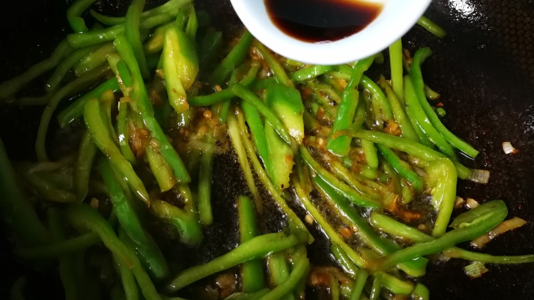 #懒人料理#家常菜尖椒肉丝,临出锅前,加点醋,沿锅边浇。再加入肉丝翻炒一分钟,出锅。