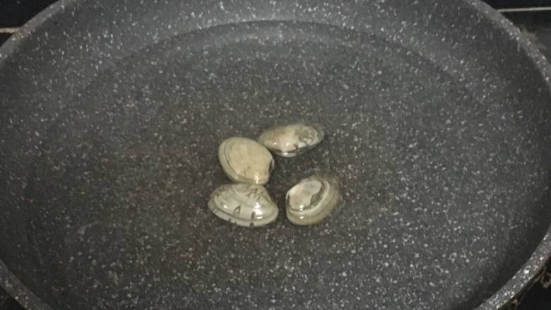 蛤蜊蒸蛋,冷水下锅,放入姜片,待蛤蜊张开嘴后捞出。煮后会使沙吐的更干净。