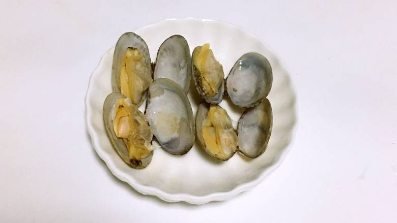 蛤蜊蒸蛋,新鲜的蛤蜊煮过后都会开嘴,如果没开嘴,说明蛤蜊已经死了,不要给宝宝吃。