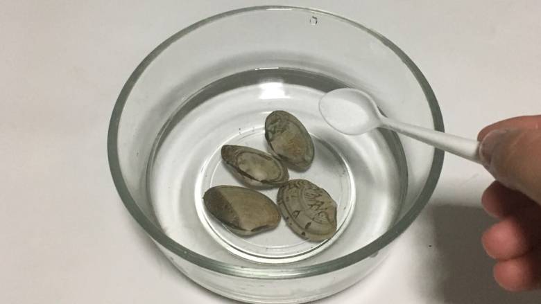蛤蜊蒸蛋,取出蛤蜊肉,去除内脏。切碎。