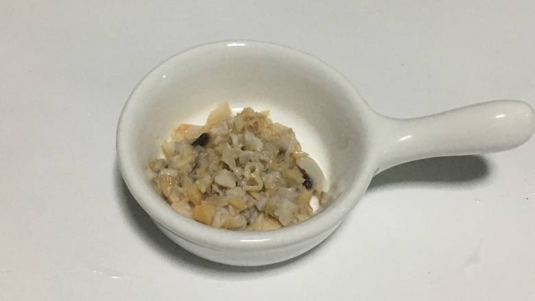蛤蜊蒸蛋,鸡蛋打散,搅拌均匀。