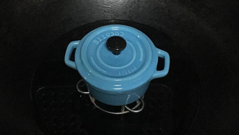 蛤蜊蒸蛋, 盖上盖子,或盘子放到蒸锅上,中小火蒸12分钟左右。