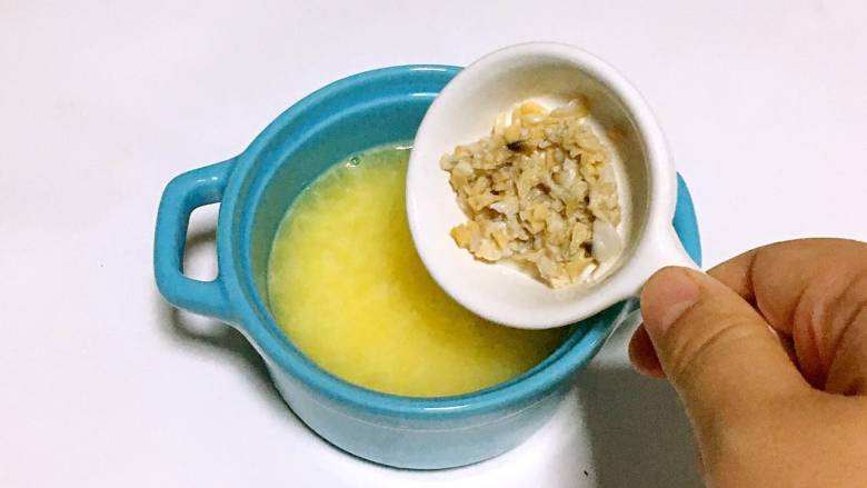 蛤蜊蒸蛋,加入蛤蜊肉,搅拌均匀。满周岁宝宝此时可加少许盐调味。