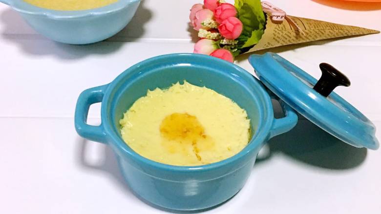 蛤蜊蒸蛋,晾凉后就可以吃了。大点宝宝还可以加入几滴酱油,味道更鲜美。