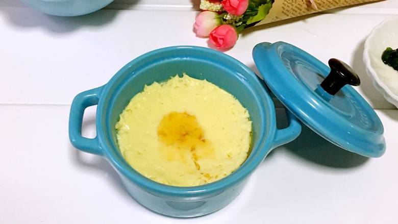 蛤蜊蒸蛋,蒸好后,滴几滴食用油。