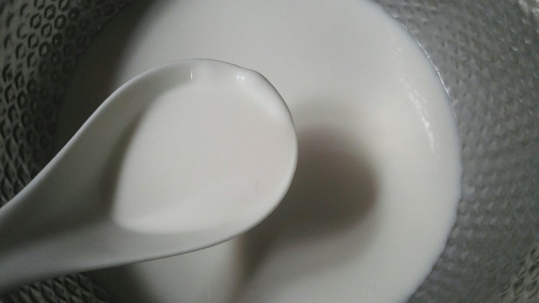 凉皮,倒掉上面的清水,留下面的白浆。