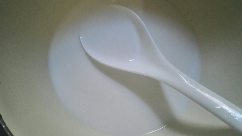 凉皮,加入适量清水搅拌均匀,就可开始蒸啦(一定要加入清水,浆水不能太稠,太稠口感不好,能挂浆即可)。