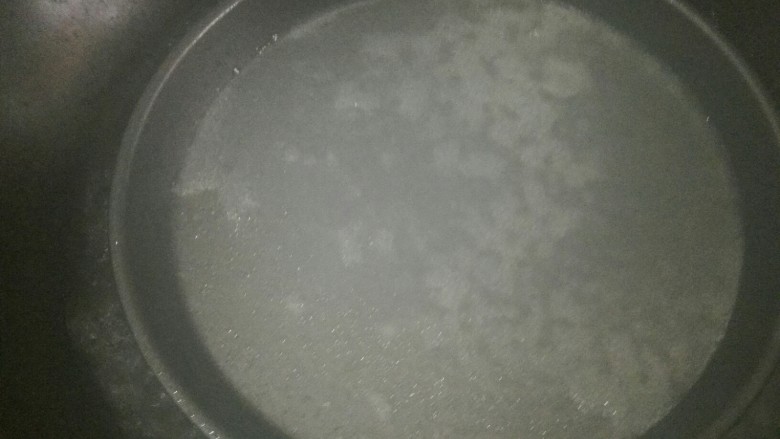 凉皮,盖锅中大火盖蒸2分钟左右(一定要中大火,千万不要用小火,面皮会裂开,还不容易熟),鼓起大泡即可(这一步不好拍照,所以没拍)。