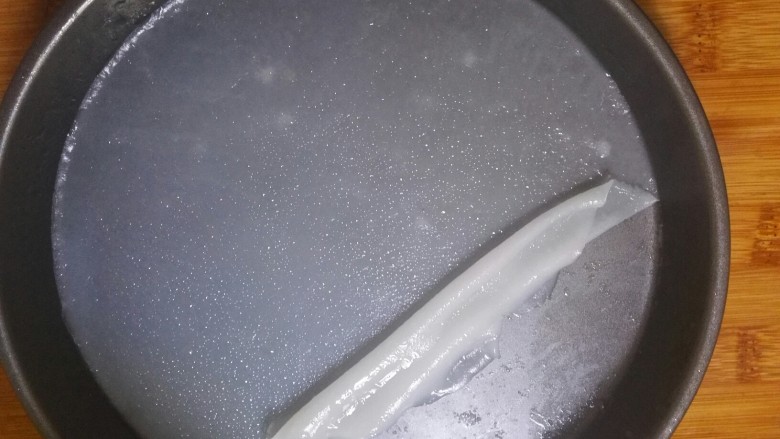凉皮,把盘放入冷水中冷却一下,就可以撕开凉皮啦(撕开后在表面摸一层薄薄的油就不会粘在一起)。