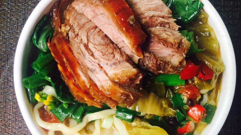 酸菜牛肉面,<a style='color:red;display:inline-block;' href='/shicai/ 3361'>酸菜</a>是先爆炒过的，加了辣椒！