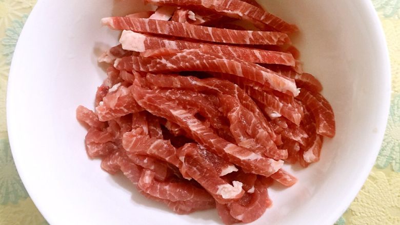 京酱肉丝,<a style='color:red;display:inline-block;' href='/shicai/ 429'>瘦肉</a>切粗一点的条状。