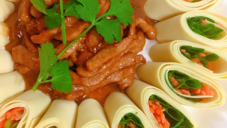 京酱肉丝,把炒好的肉丝放入摆好的豆皮中。