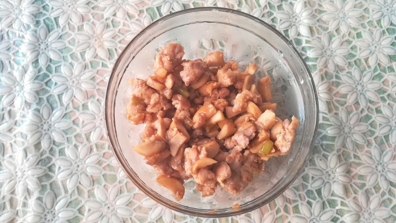 口菇肉酱面,炒好的香菇肉酱,比较干,因为我女儿喜欢干的,大家做的时候可以加点点淀粉水