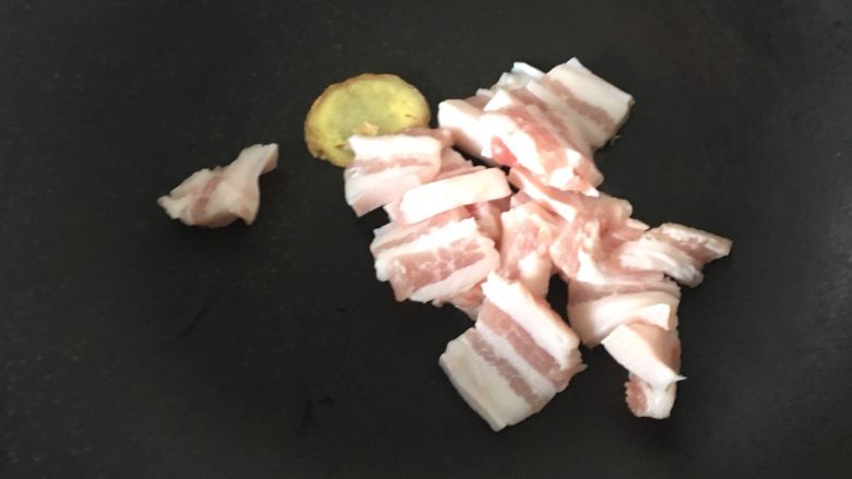 肉汁萝卜,肉片加姜片下锅翻炒干再加油,这样油不会溅出