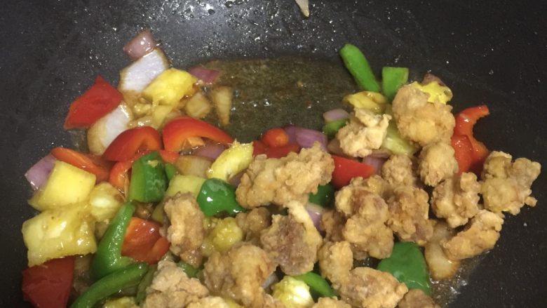 糖醋菜+菠萝咕噜肉,再把复炸好的猪肉下锅一起翻炒匀